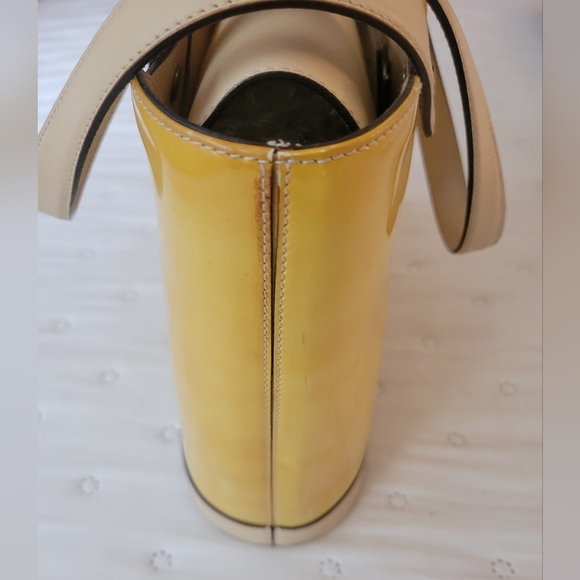 $2,000 FERRAGAMO LIMITED STRUCTURED TOTE - Picture 4 of 12